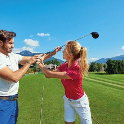 Man en vrouw op golfbaan
