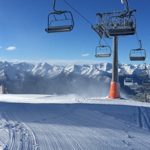 Piste met skilift erboven