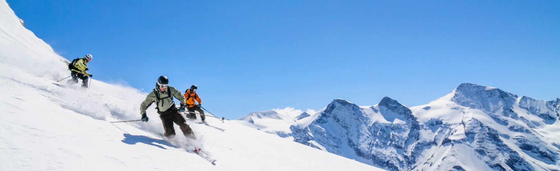 Skiers op de piste in Kaprun