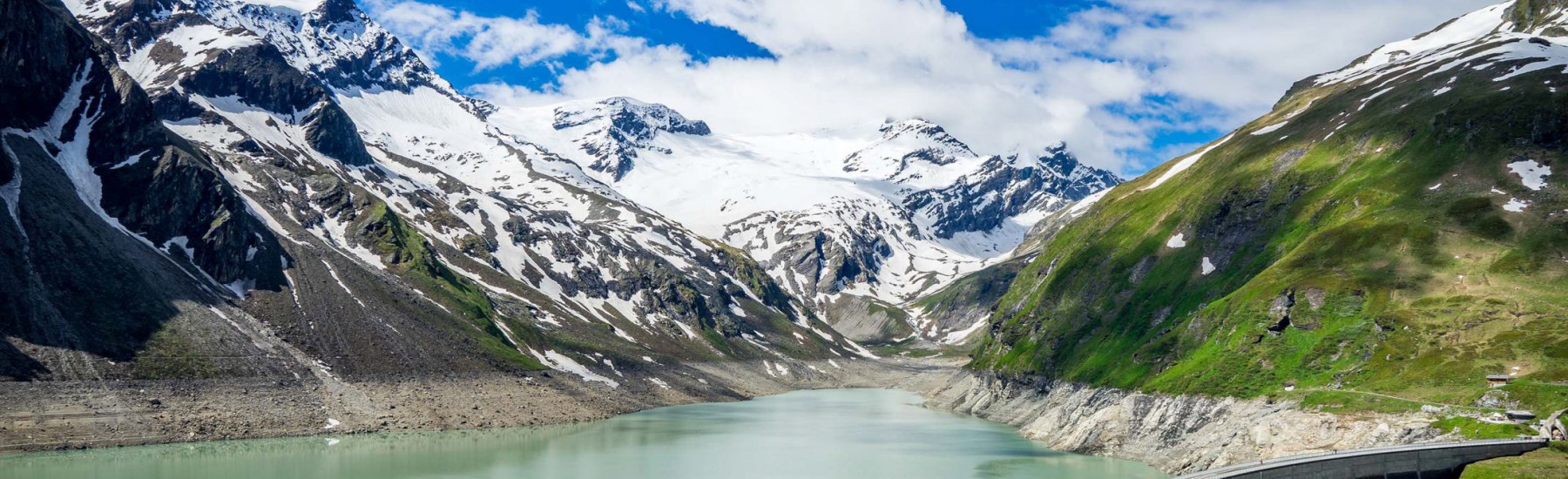 Kaprun dam tussen de bergen